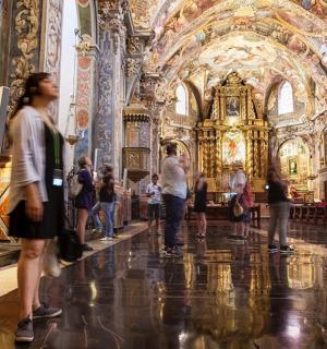 一群人站在教堂里