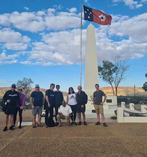 一群人站在旗杆前