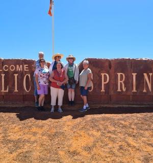 一群人站在标志牌前