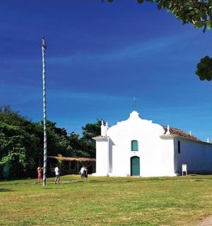 一座白色的小教堂，前面站着一些人