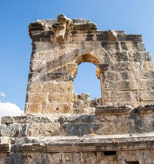 建筑废墟中的拱门