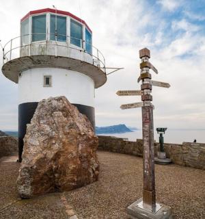 maják s kamenem před ním