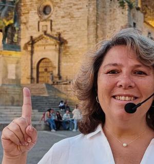 一位女士正在打电话，手指向上