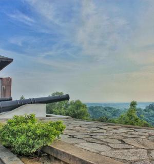 建筑物侧面的大炮