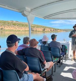 一群人在水上的船上