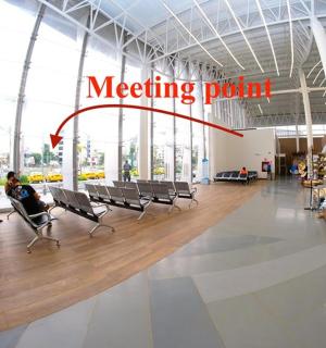 建筑物内人们坐在椅子上的聚会点