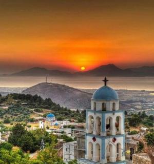 以日落为背景的教堂