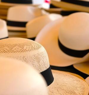 一组带黑白丝带的帽子