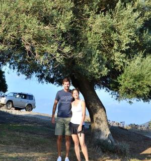 木の横に立っている男と女