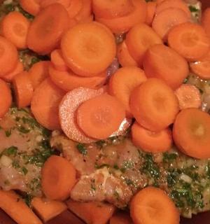 talíř mrkve a masa na stole