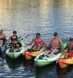 一群妇女在水中划皮艇