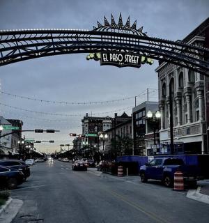 城市街道上的拱门，停满了汽车