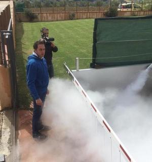 ein Mann mit einer Kamera steht vor Rauch