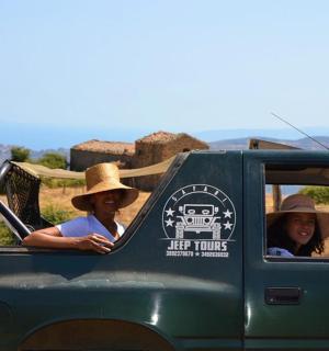 kaksi tyttöä pakettiauton takaosassa