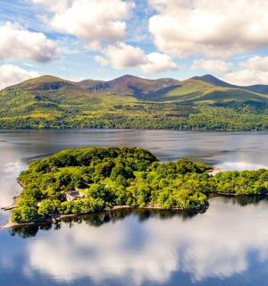 群山环绕的湖心岛