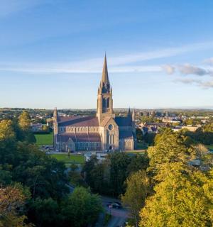 一座带有尖顶的教堂的鸟瞰图