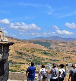 石垣の上に立っている人々のグループ