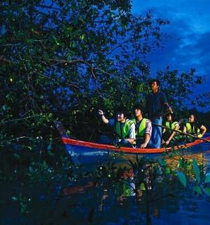 一群人在水上的船上