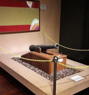 桌子上有一门大炮，周围有链条