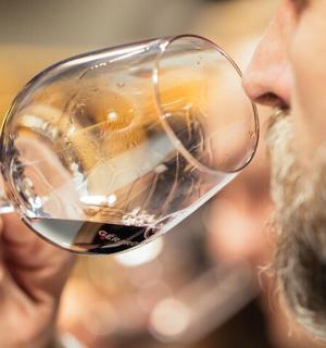 一名男子正在喝一杯红酒