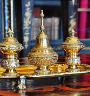 桌子上放着两个金瓮