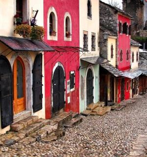 ulička s červenými a bílými budovami na ulici