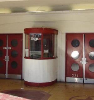 místnost se dvěma červenými dveřmi a strojem