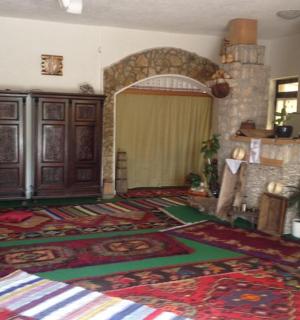 obývací pokoj s velkým kobercem v pokoji