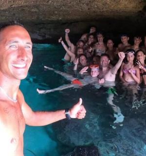 一名男子和一群人站在水中