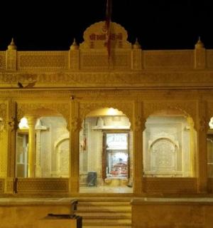 夜晚亮着灯的大楼