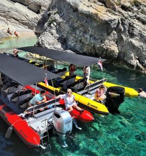 一群人在水中的船上