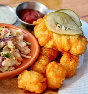 一盘食物,包括三明治和凉拌卷心菜