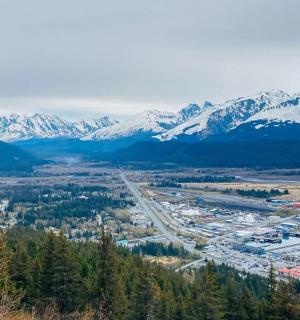 俯瞰白雪皑皑的城市