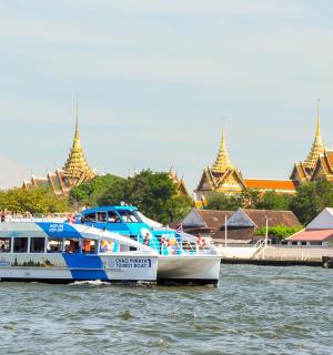 城市附近水中的一艘蓝白相间的船