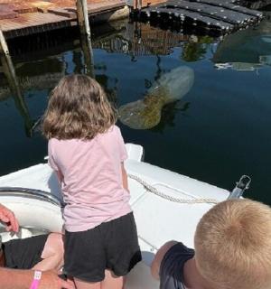 一名男子和一个小女孩站在船上