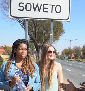 一群妇女站在路牌旁边