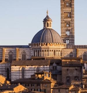 一座有钟楼和大教堂的大楼