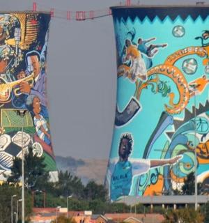 两面带有绘画的大型横幅