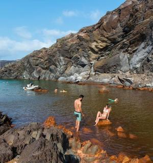 eine Gruppe von Menschen, die in einem Gewässer schwimmen