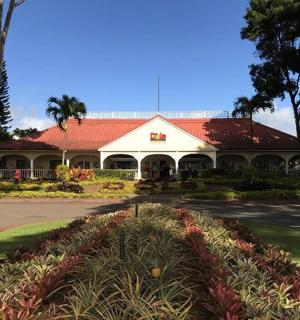 budova s červenou střechou na ulici