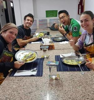 一群人坐在桌旁吃饭