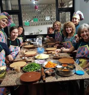 一群人围坐在桌旁,吃着食物