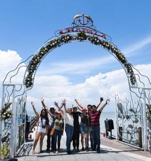 一群人站在海滩的拱门下