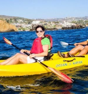 dva lidé ve žlutém kajaku ve vodě