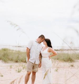 新娘和新郎在海滩上接吻