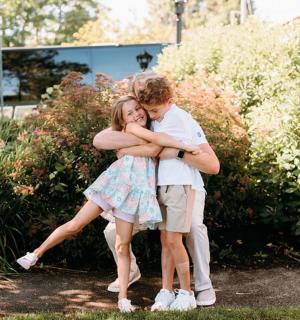 一个男孩和一个女孩互相拥抱