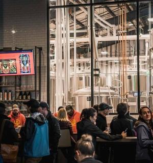 一群人坐在餐厅的酒吧里