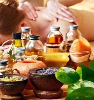 一位女士躺在床上，面前摆放着化妆品的桌子