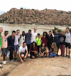 一群人在河边摆姿势拍照