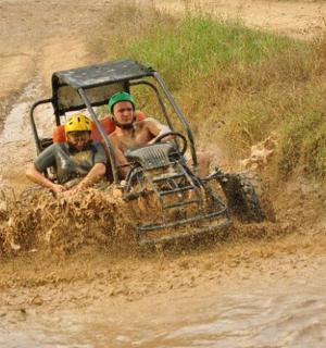dva muži jedoucí na voze v bahně